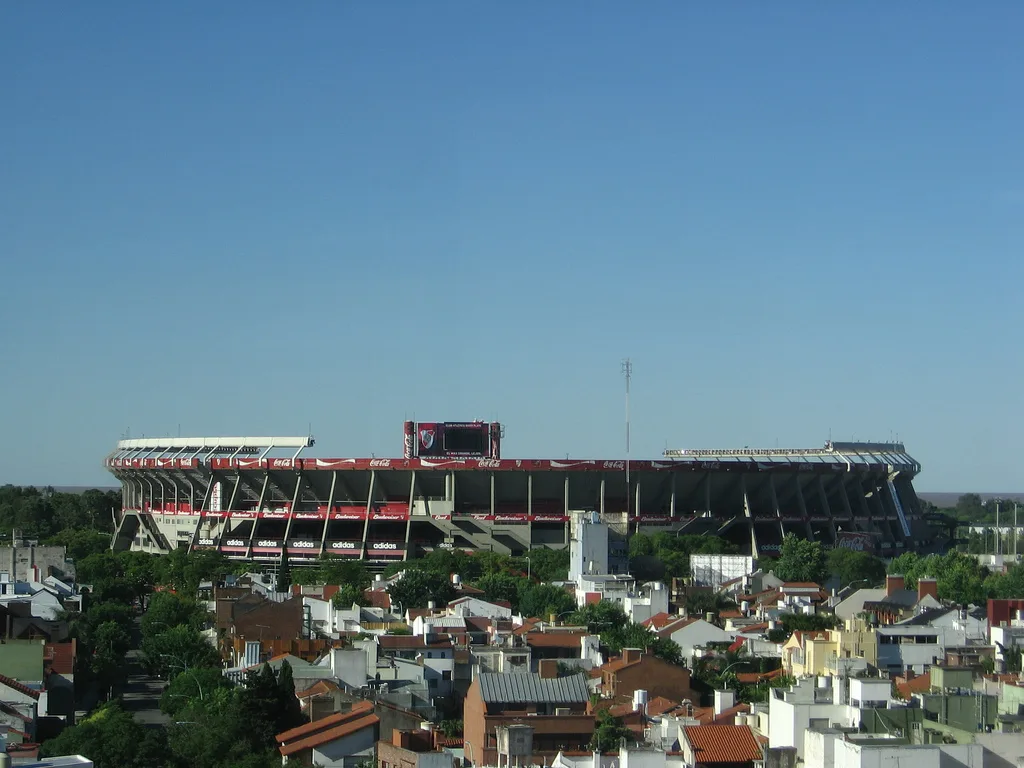Fachada del estadio del OGC Nice con banderas y escudo del club Cannes en primer plano
