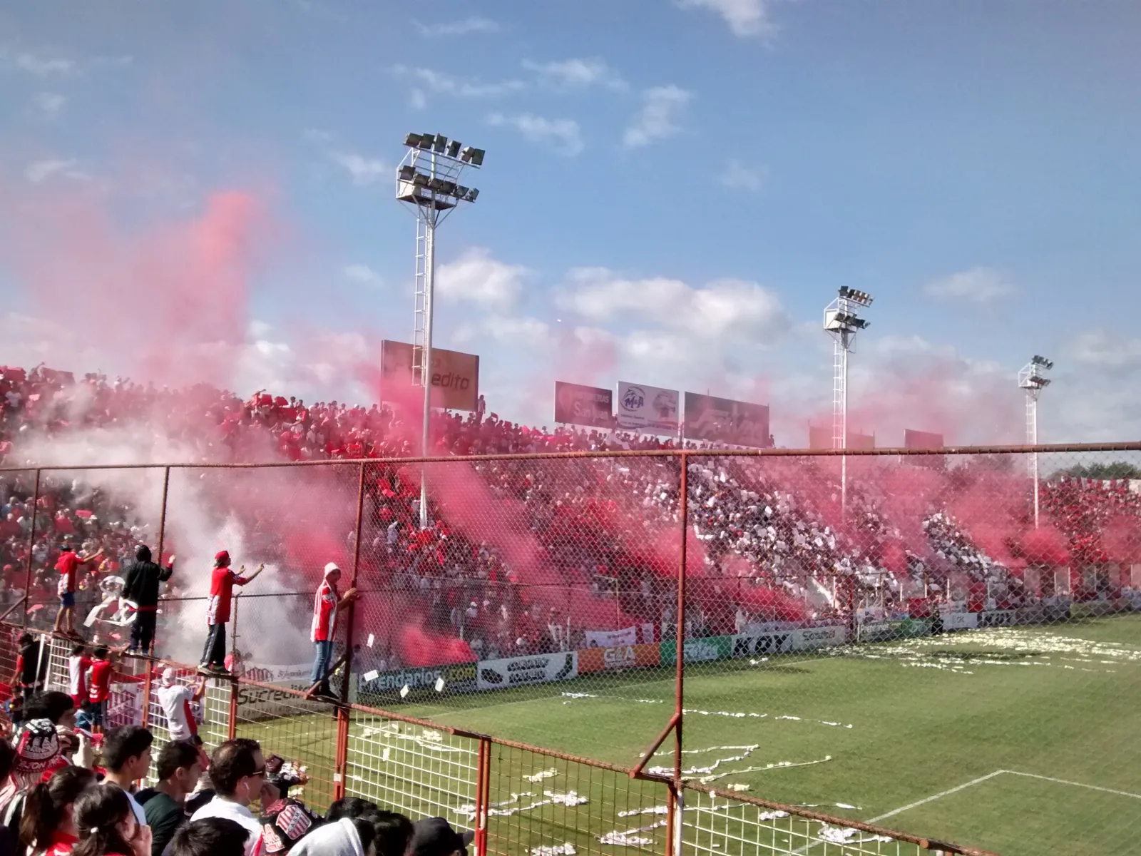 Hinchada de un club argentino alentando en la tribuna, ejemplo de la fidelidad popular en el futbol de ascenso