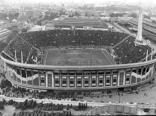 Fotografia historica de un partido de futbol argentino de epoca, evocando a los idolos de antaño del futbol de barrio