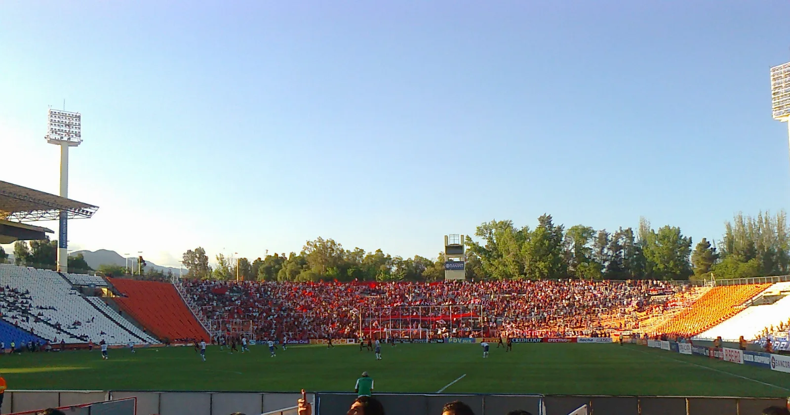 Vista de un estadio de futbol argentino antes del ingreso del publico, escena de previa de partido