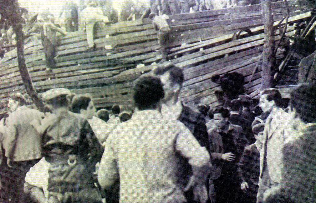 Fotografia historica de un partido de futbol argentino de 1959, evocando el largo recorrido del futbol de ascenso y descenso